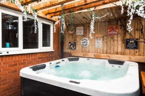 Elegant 2 bed with hot tub and a host of amenities